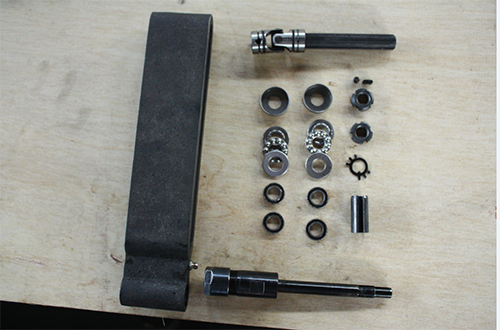 第7步：用合適的工具拆下里面所有軸承，看下深溝軸承和鉆桿哪些損壞并將其撤換掉。以下是所有零件.png